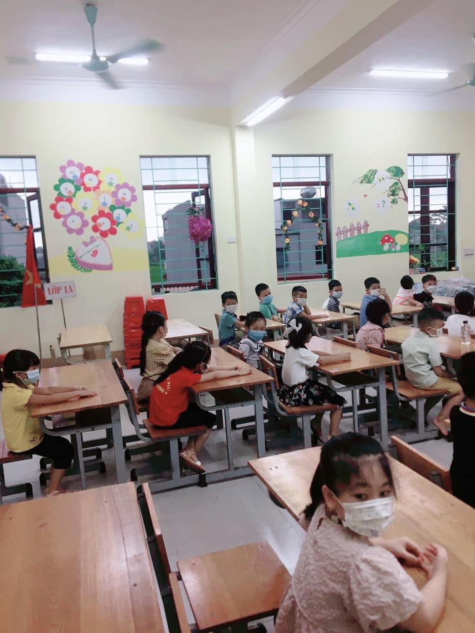 Học sinh lớp 1 đeo khẩu trang, sát khuẩn trong ngày tựu trường