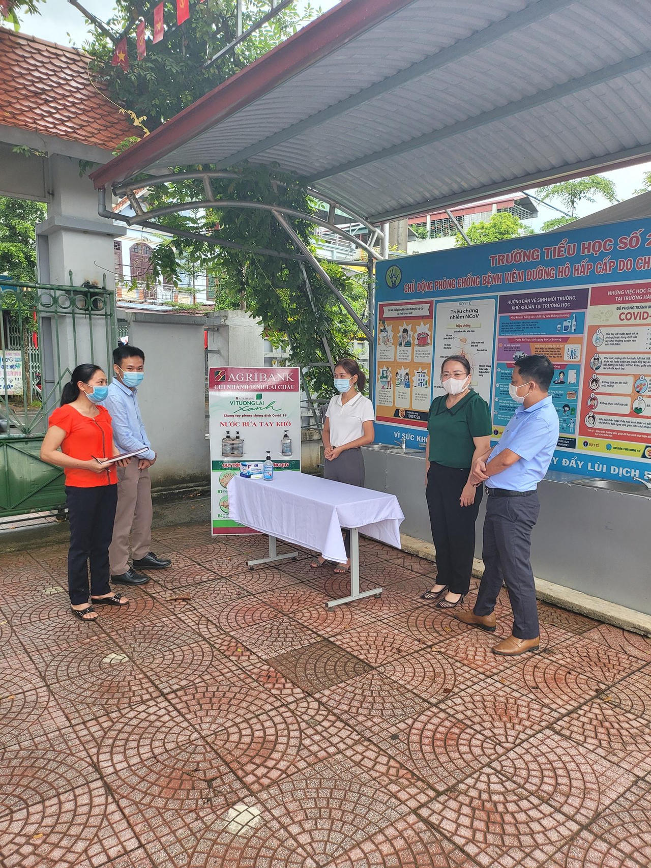 Học sinh lớp 1 đeo khẩu trang, sát khuẩn trong ngày tựu trường