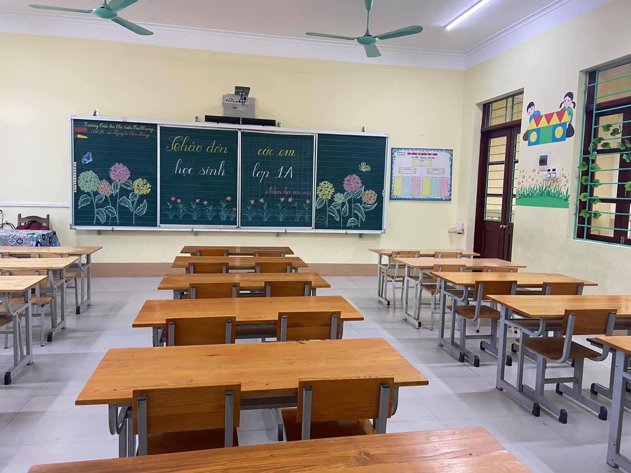 Học sinh lớp 1 đeo khẩu trang, sát khuẩn trong ngày tựu trường