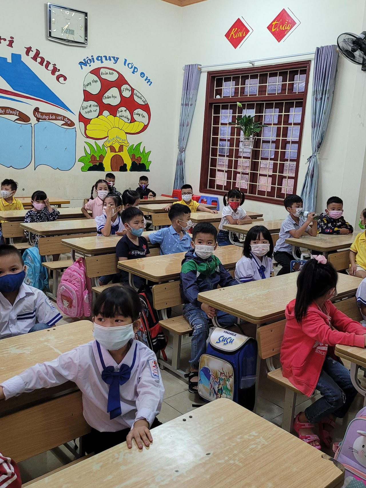 Học sinh lớp 1 đeo khẩu trang, sát khuẩn trong ngày tựu trường