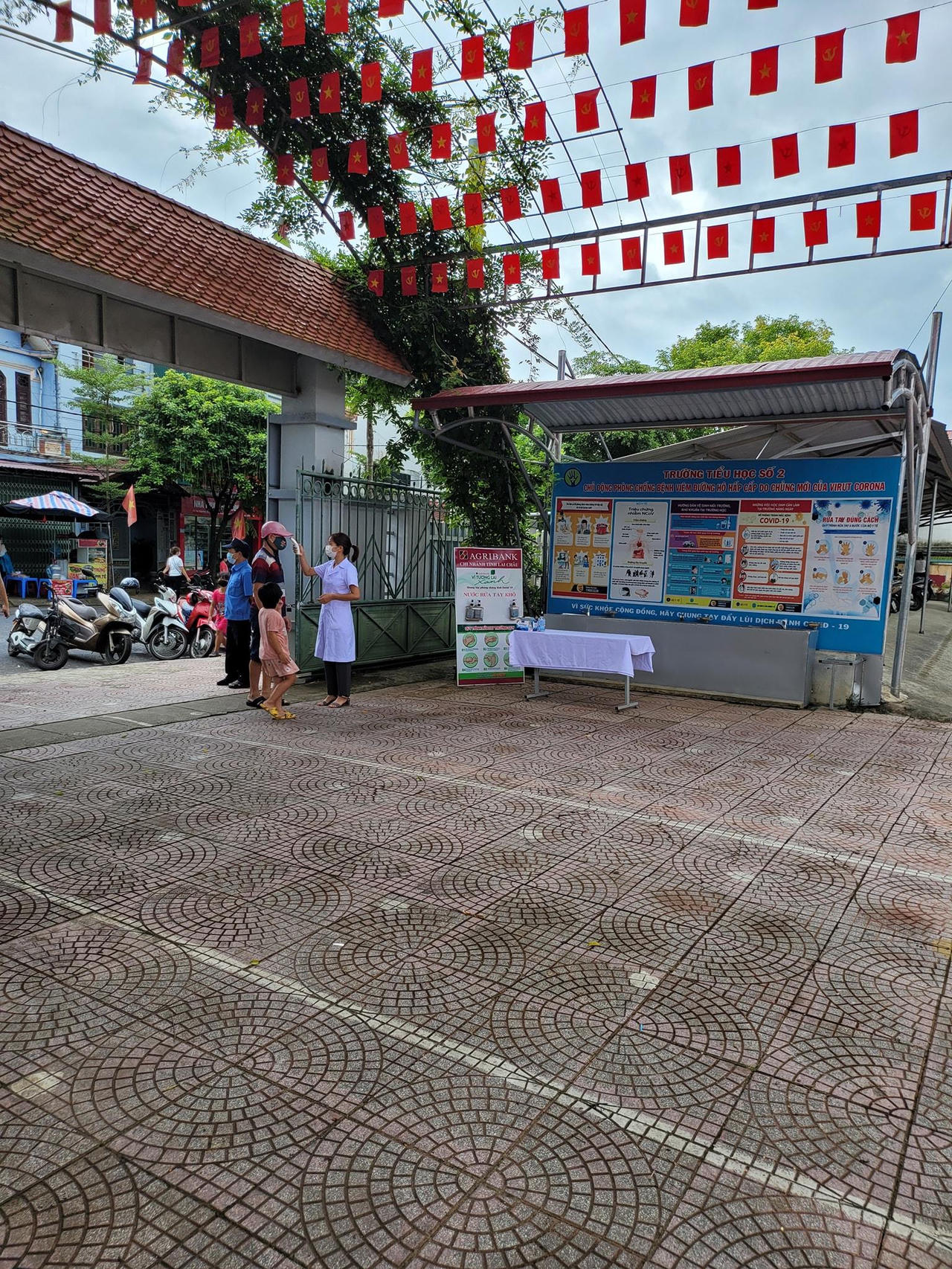 Học sinh lớp 1 đeo khẩu trang, sát khuẩn trong ngày tựu trường