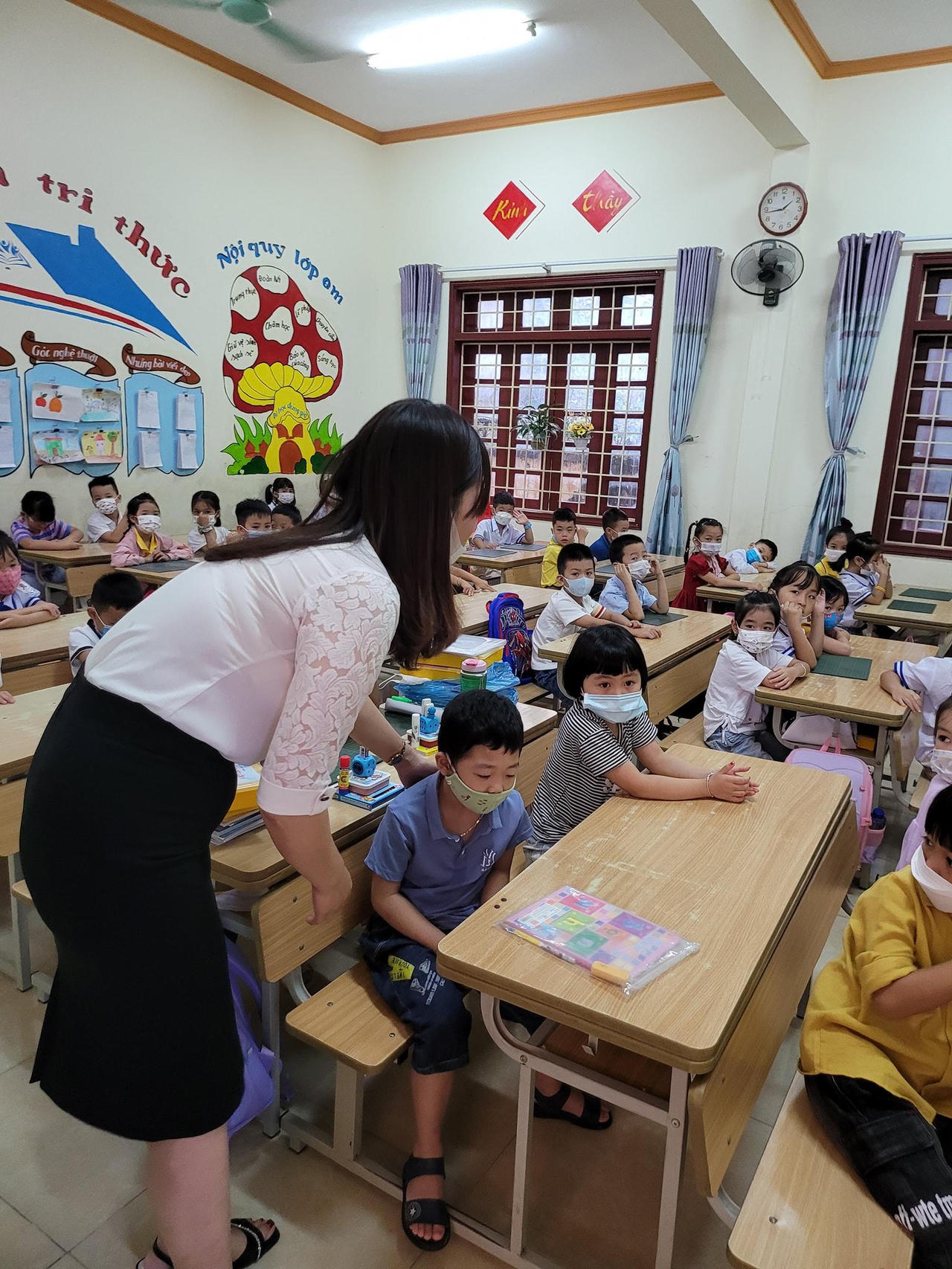 Học sinh lớp 1 đeo khẩu trang, sát khuẩn trong ngày tựu trường