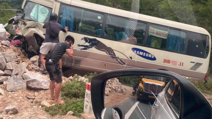 Tin giao thông đến sáng 23/8: Nam thanh niên tử vong khi tông trực diện xe khách; chiến sĩ công an chốt kiểm dịch bị xe tông