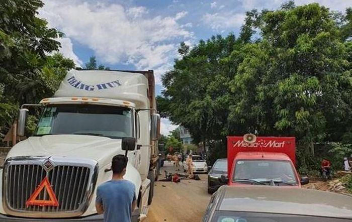Tin giao thông đến sáng 24/8: 2 người tử vong khi va chạm với xe đầu kéo; xe chở 11 người hết cách ly bốc cháy dữ dội