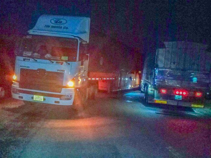 Tin giao thông đến sáng 24/8: 2 người tử vong khi va chạm với xe đầu kéo; xe chở 11 người hết cách ly bốc cháy dữ dội