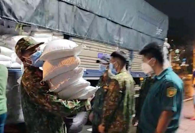 Hình ảnh 'đốn tim' về anh bộ đội trong cuộc chiến chống COVID-19 tại TP HCM