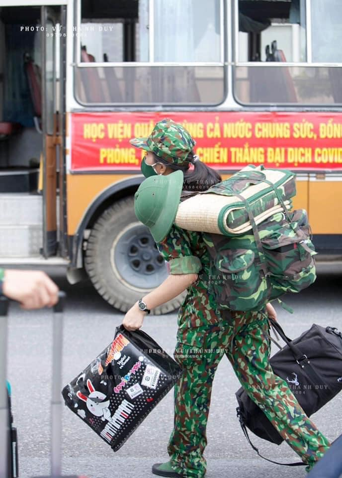 Hình ảnh 'đốn tim' về anh bộ đội trong cuộc chiến chống COVID-19 tại TP HCM