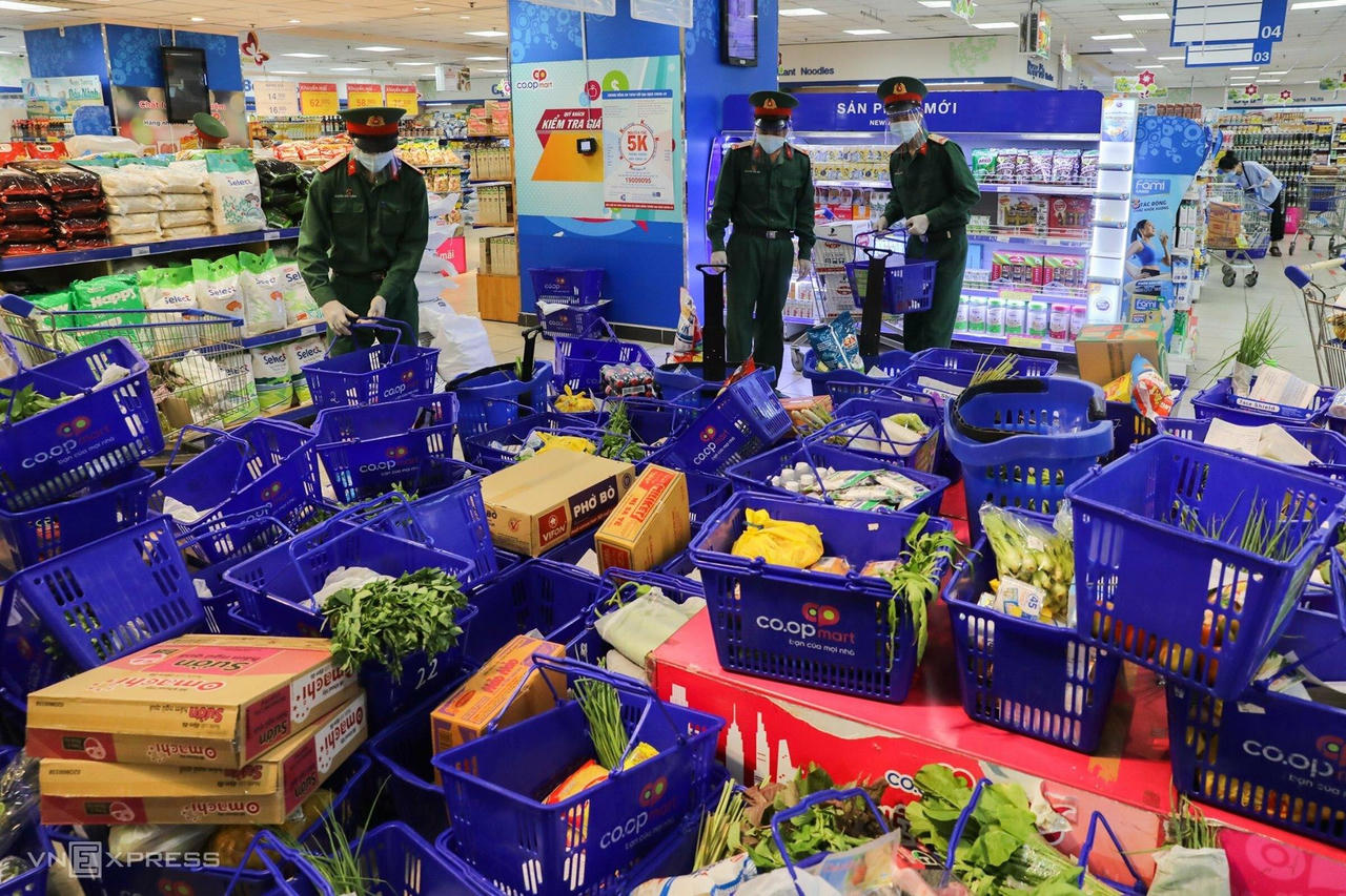 Hình ảnh 'đốn tim' về anh bộ đội trong cuộc chiến chống COVID-19 tại TP HCM