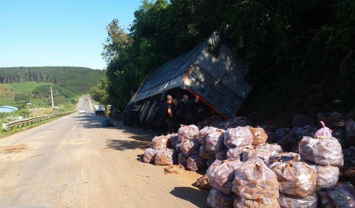 Tin giao thông đến sáng 25/8: Ô tô chở 8 người lao xuống cống; 3 xe tải gặp nạn cùng 1 điểm trong vài chục phút