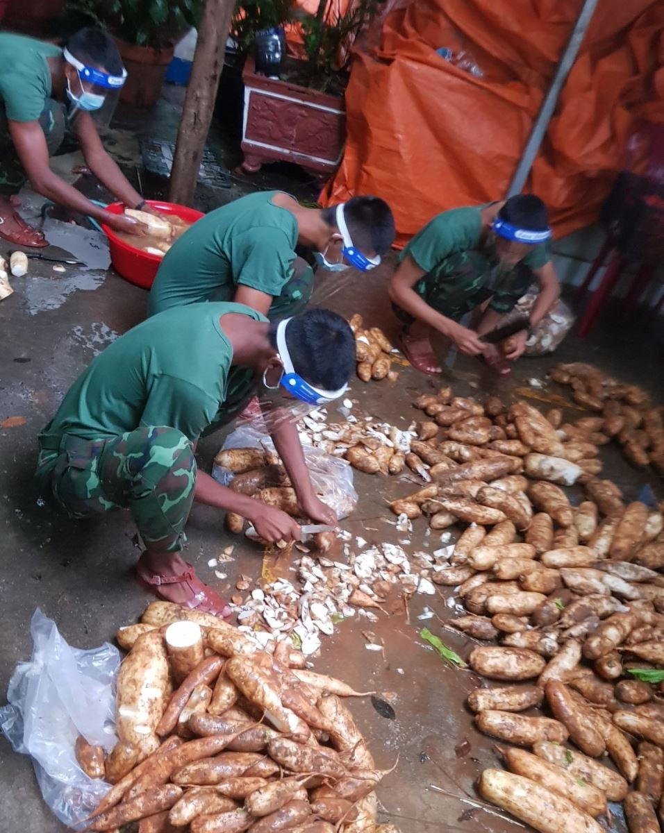 Hình ảnh 'đốn tim' về anh bộ đội trong cuộc chiến chống COVID-19 tại TP HCM