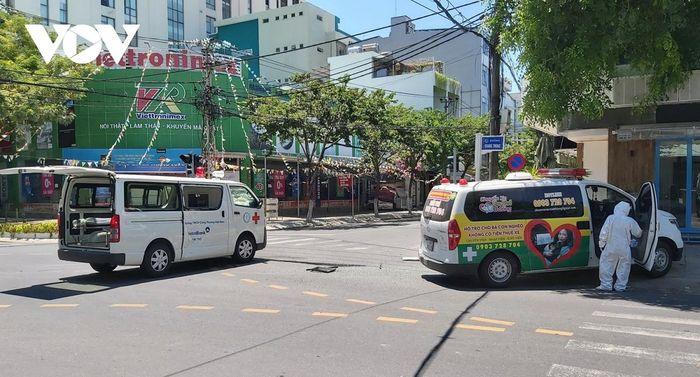 Tin giao thông đến sáng 26/8: Xe nâng hạ cán tử vong tài xế container; hai xe cấp cứu tông nhau, F0 tử vong, nữ điều dưỡng bị thương