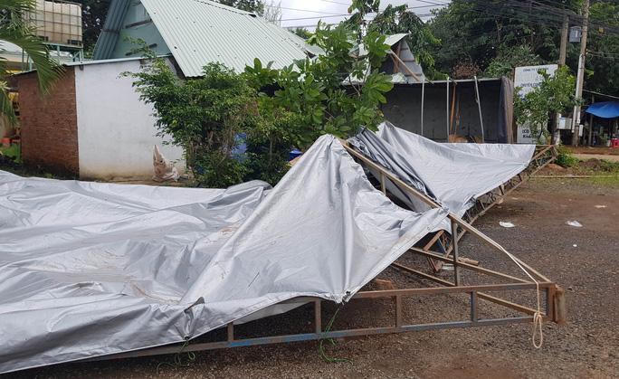 Tin giao thông đến sáng 27/8: Xe khách chở 6 y, bác sĩ gặp nạn; xe tải tông vào chốt kiểm soát dịch, 1 công an bị thương