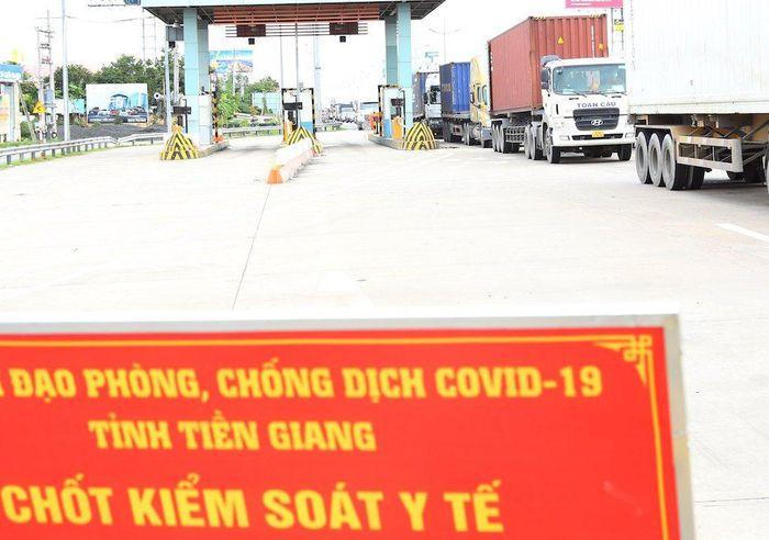 Tin giao thông đến sáng 28/8: Thông cổ thụ đè gãy xe bán tải; lật xe tải khiến 3 người bị thương