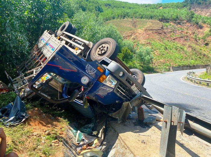 Tin giao thông đến sáng 28/8: Thông cổ thụ đè gãy xe bán tải; lật xe tải khiến 3 người bị thương