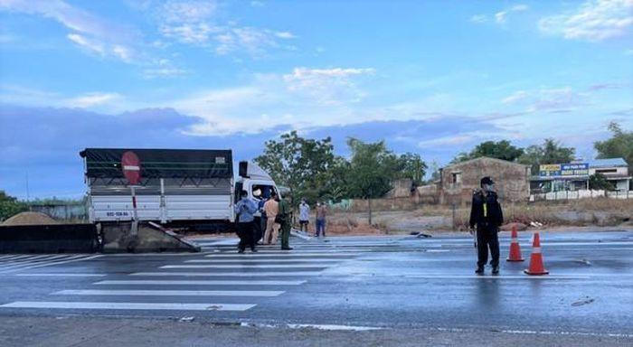 Tin giao thông đến sáng 30/8: Xe máy va chạm taxi, 1 người tử vong; xe tải tông dải phân cách, 2 người thiệt mạng