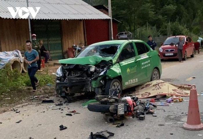 Tin giao thông đến sáng 30/8: Xe máy va chạm taxi, 1 người tử vong; xe tải tông dải phân cách, 2 người thiệt mạng