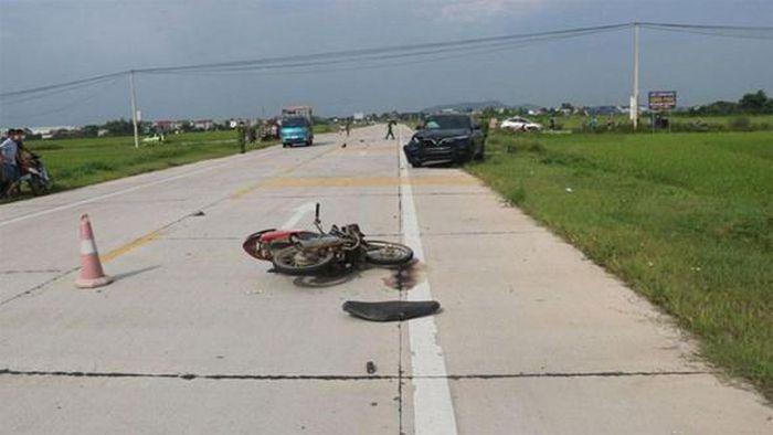 Tin giao thông đến sáng 30/8: Xe máy va chạm taxi, 1 người tử vong; xe tải tông dải phân cách, 2 người thiệt mạng