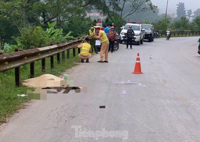 Tin giao thông đến sáng 31/8: Người đàn ông ngã từ đường vành đai 2 xuống phố Đội Cấn; tự tông vào hộ lan, 1 nam thanh niên tử vong
