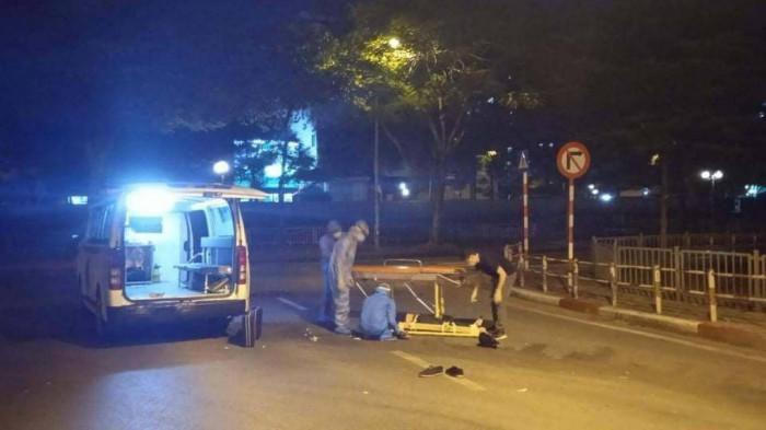 Tin giao thông đến sáng 31/8: Người đàn ông ngã từ đường vành đai 2 xuống phố Đội Cấn; tự tông vào hộ lan, 1 nam thanh niên tử vong