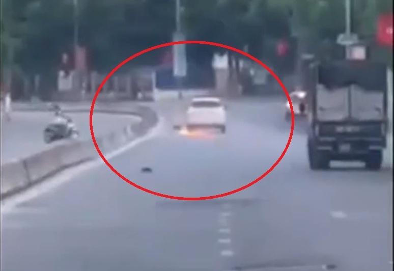 Tin giao thông đến sáng 3/9: Ô tô 'điên' kéo xe máy toé lửa, bỏ chạy sau tai nạn; va chạm với ô tô, 1 người tử vong