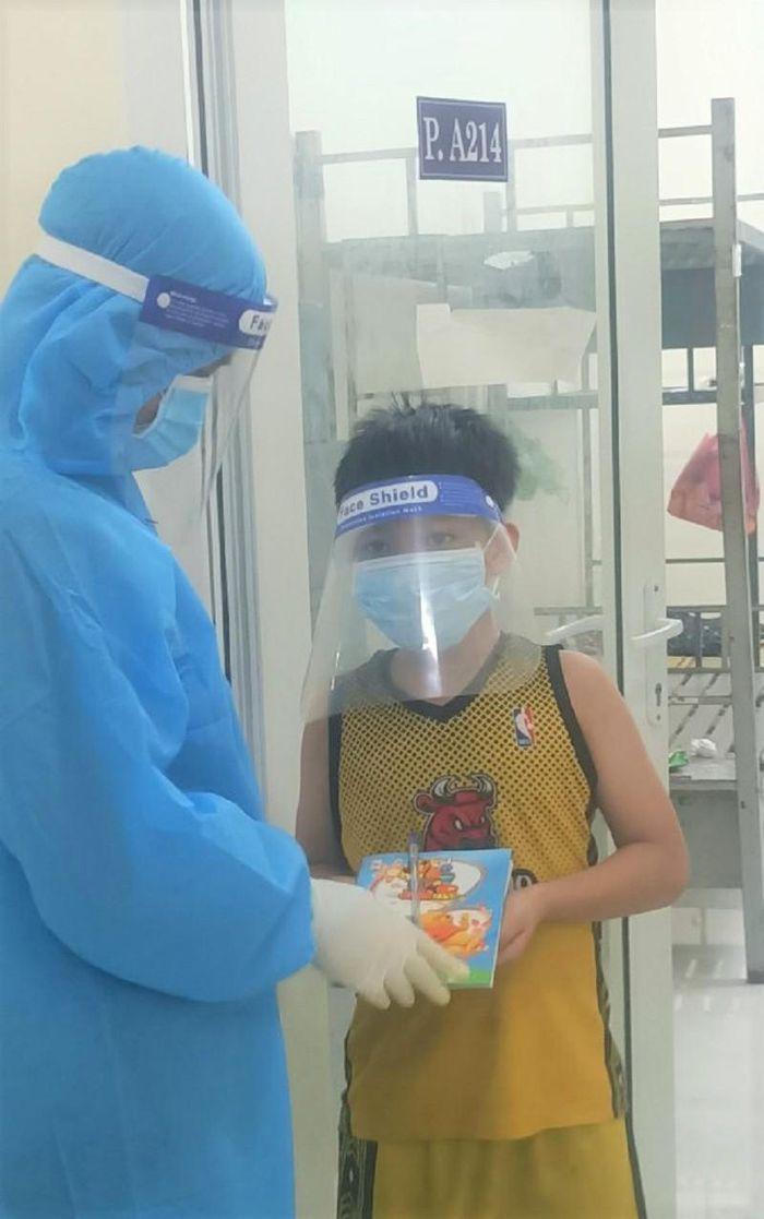 Học sinh đội mưa, đeo kính chắn giọt bắn dự lễ khai giảng