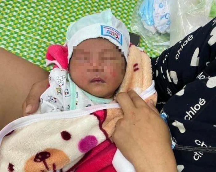 Bé trai bị bỏ rơi dưới chân núi