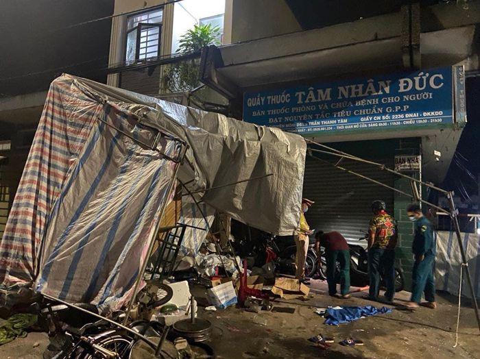 Tin giao thông đến sáng 6/9: Người phụ nữ đi bộ bị ô tô húc văng; Tài xế buồn ngủ tông sập chốt kiểm dịch