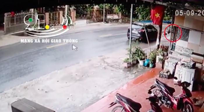 Tin giao thông đến sáng 6/9: Người phụ nữ đi bộ bị ô tô húc văng; Tài xế buồn ngủ tông sập chốt kiểm dịch