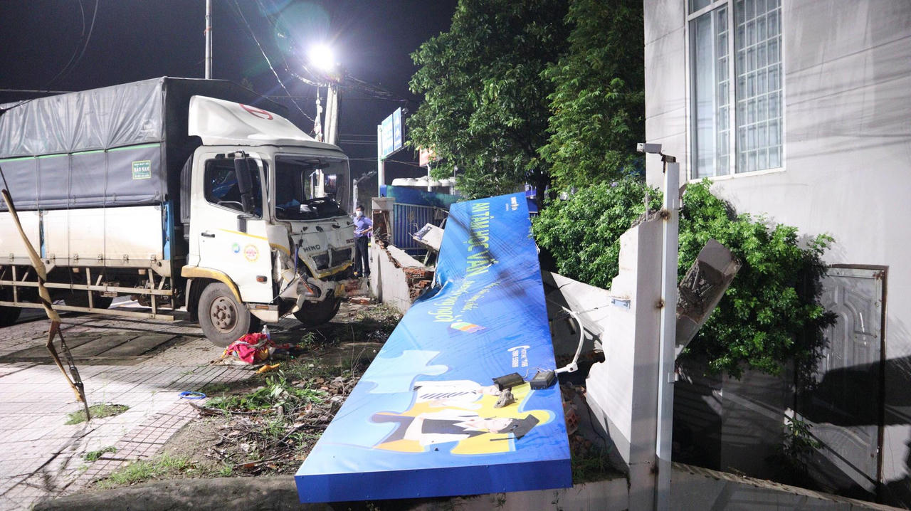 Tin giao thông đến sáng 11/9: Xe đông lạnh mất lái tông vào nhà dân; hai xe tải tông nhau, 4 người gặp nạn