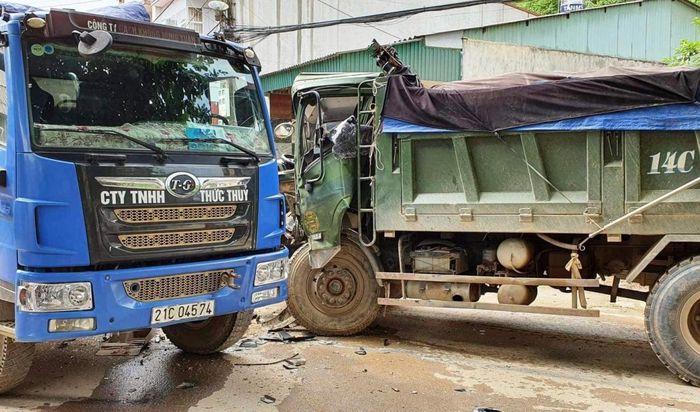 Tin giao thông đến sáng 16/5: Liên tiếp vụ xe tải tông đầu nhau, tài xế kẹt trong cabin