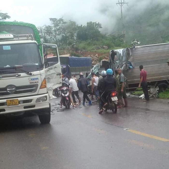 Tin giao thông đến sáng 16/5: Liên tiếp vụ xe tải tông đầu nhau, tài xế kẹt trong cabin