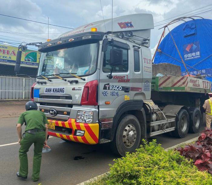 Tin giao thông đến sáng 17/9: Băng qua đường, người phụ nữ bị tông tử vong; Xe ô tô không biển số gây 'náo loạn' đường phố