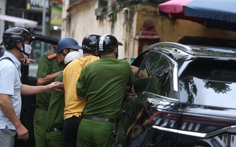 Tin giao thông đến sáng 17/9: Băng qua đường, người phụ nữ bị tông tử vong; Xe ô tô không biển số gây 'náo loạn' đường phố