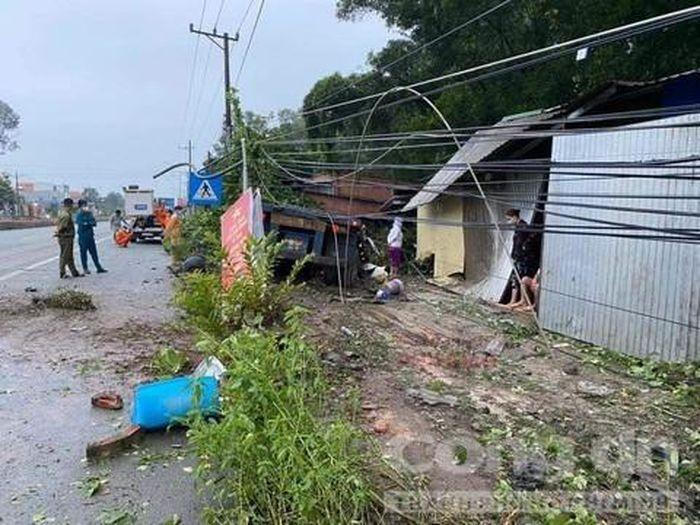 Tin giao thông đến sáng 19/9: Xe đầu kéo tông sập nhà dân; xe tải tông nữ công nhân đang cắt cỏ tử vong
