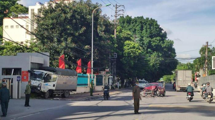 Tin giao thông đến sáng 21/9: Bố lùi xe tải vô tính cán con trai tử vong; tài xế nhấn ga tông CSGT ngã xuống đường