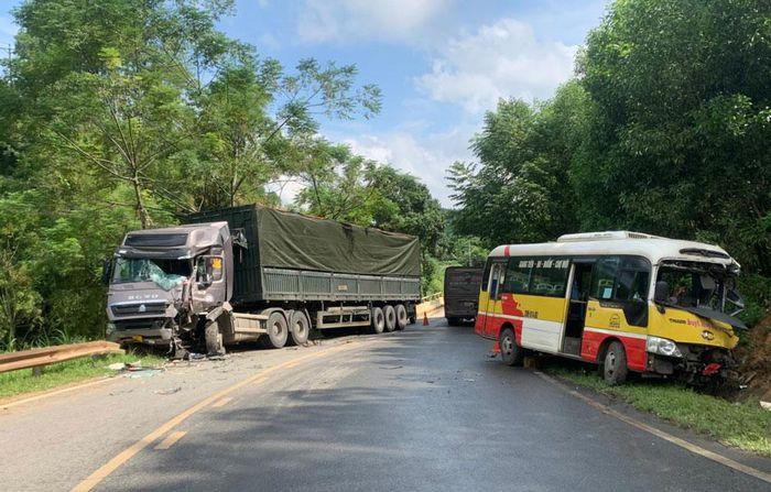 Tin giao thông đến sáng 24/9: Va chạm với ô tô, người phụ nữ đi xe máy tử vong; tài xế ngủ gật, xe đầu kéo tông vào chi nhánh ngân hàng