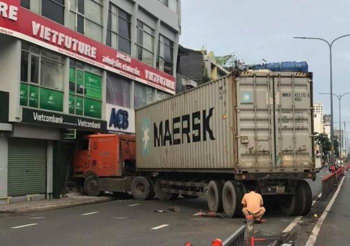 Tin giao thông đến sáng 24/9: Va chạm với ô tô, người phụ nữ đi xe máy tử vong; tài xế ngủ gật, xe đầu kéo tông vào chi nhánh ngân hàng