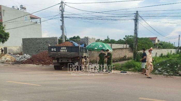 Tin giao thông đến sáng 24/9: Va chạm với ô tô, người phụ nữ đi xe máy tử vong; tài xế ngủ gật, xe đầu kéo tông vào chi nhánh ngân hàng