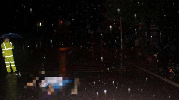 Tin giao thông đến sáng 25/9: Người phụ nữ vừa dọn hàng thì xe đầu kéo lao vào sát người; va chạm với ô tô, 1 người đi xe đạp điện tử vong