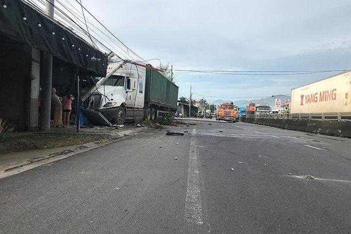 Tin giao thông đến sáng 25/9: Người phụ nữ vừa dọn hàng thì xe đầu kéo lao vào sát người; va chạm với ô tô, 1 người đi xe đạp điện tử vong