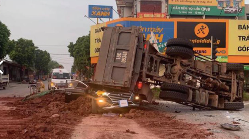 Tin giao thông đến ngày 29/9: Ô tô tải 'dính' chặt xe bồn chắn đèo Bảo Lộc; xe máy va chạm xe container, mẹ tử vong, con bị thương