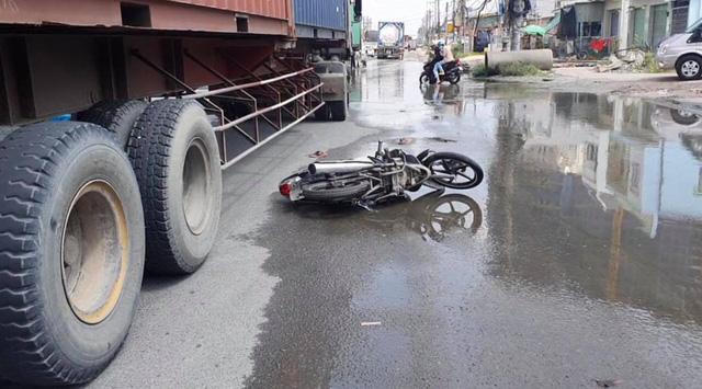 Tin giao thông đến ngày 29/9: Ô tô tải 'dính' chặt xe bồn chắn đèo Bảo Lộc; xe máy va chạm xe container, mẹ tử vong, con bị thương