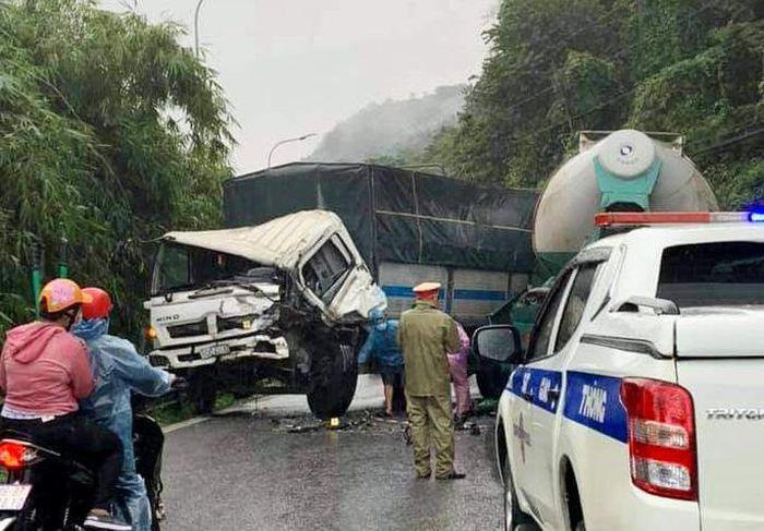 Tin giao thông đến ngày 29/9: Ô tô tải 'dính' chặt xe bồn chắn đèo Bảo Lộc; xe máy va chạm xe container, mẹ tử vong, con bị thương