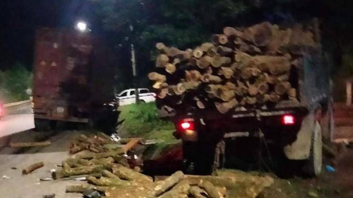 Tin giao thông đến sáng 30/9: Ô tô sang chở 3 người bốc cháy ngùn ngụt; xe tải lao vào lề đường tông tử vong người đi bộ