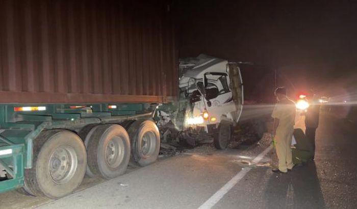 Tin giao thông đến sáng 3/10: Ôtô gây tai nạn liên hoàn, 2 người trọng thương; xe tải va chạm xe đầu kéo, 2 người thiệt mạng