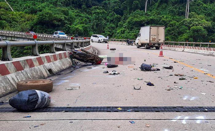 Tin giao thông đến sáng 5/10: Xe con bị "vò nát", nam youtuber tử vong; 2 mẹ con tử nạn trên đường từ Bình Dương về quê