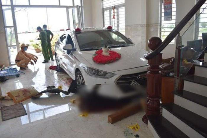 Tin giao thông đến sáng 6/10: 1 người tử vong dưới gầm xe dừng đỗ; Nữ tài xế tông ô tô vào phòng khách quán rửa xe, chủ nhà trọng thương