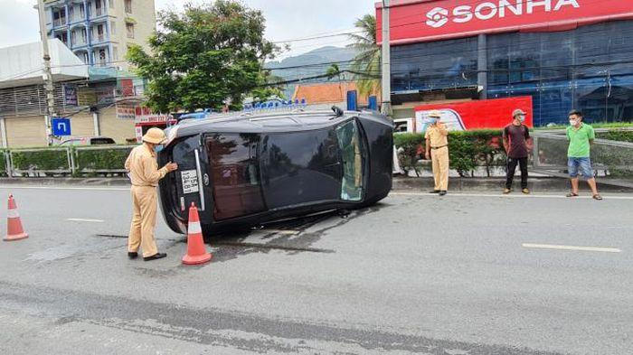 Tin giao thông đến sáng 6/10: 1 người tử vong dưới gầm xe dừng đỗ; Nữ tài xế tông ô tô vào phòng khách quán rửa xe, chủ nhà trọng thương