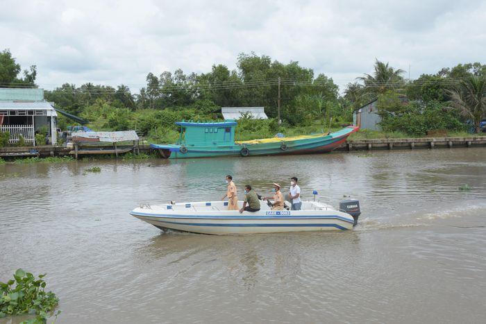 Tin giao thông đến sáng 7/10: chiến sĩ cảnh sát cơ động bị 2 ô tô tông liên tiếp; tai nạn đường thủy, hai người thiệt mạng