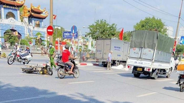 Tin giao thông đến sáng 9/10: Lao động về quê bằng xe máy gặp nạn; xe máy đối đầu ô tô, 3 người thương vong